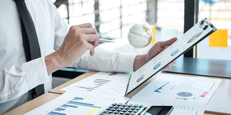 businessman-accountant-working_900x600