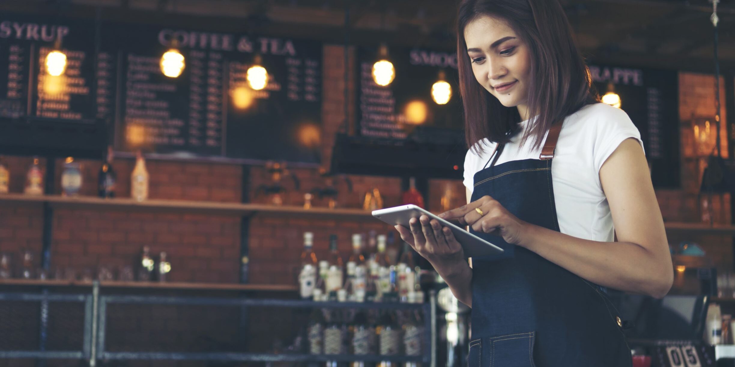 restaurant-management-system-cafe-manager cafe manager using tablet for restaurant management system